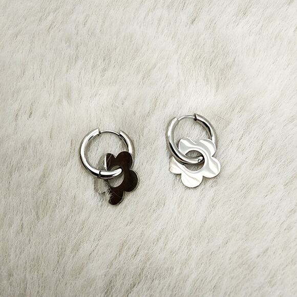 NEW Revolve Silver Flower Clover Huggie Hoop Earrings - Picture 4 of 8
